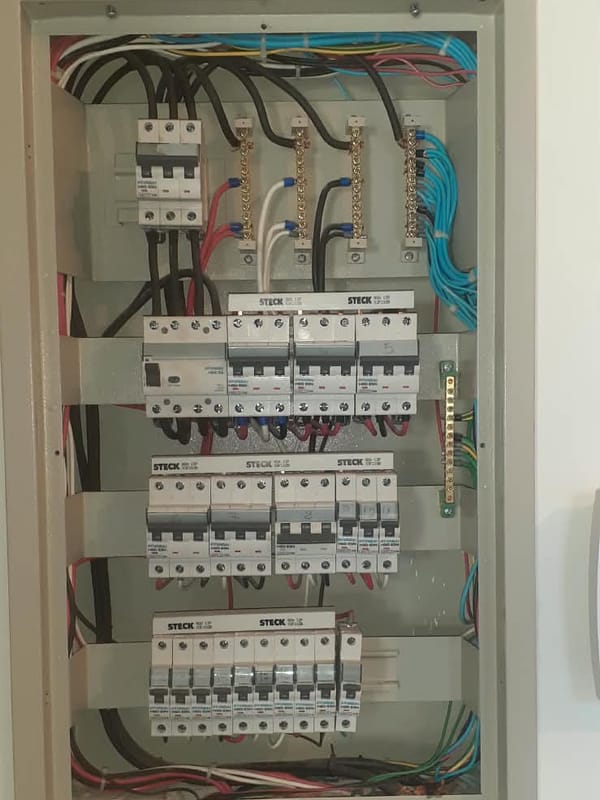 Tablero de distribución embutido en la pared, con térmicas y barras de conexión